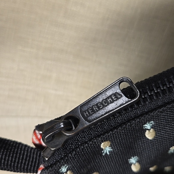 Herschel Supply Pinapple Pouch - Picture 4 of 9